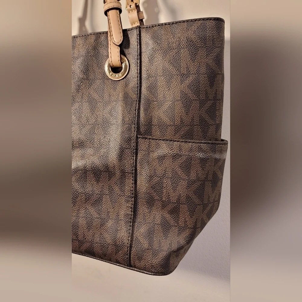 C - Michael Kors Jet Set brown monogram Vegan leather handbag - Picture 10 of 14